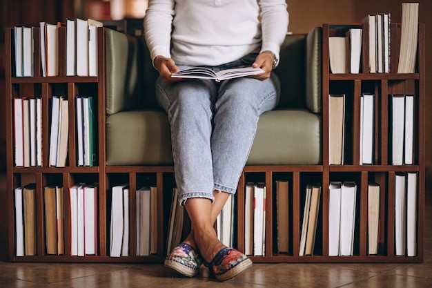 Chica sentada leyendo